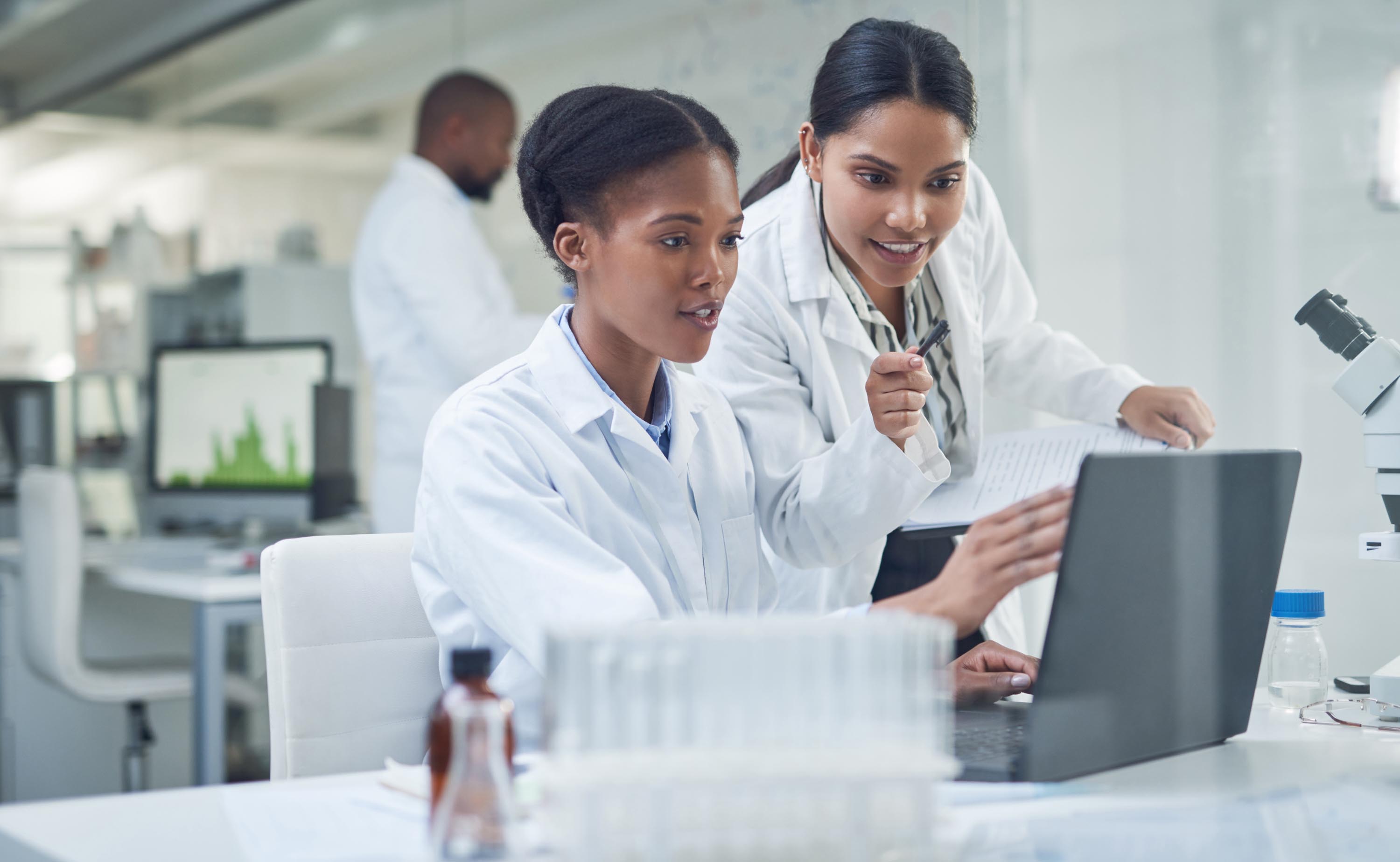 2 Researchers with a laptop on a desk in a lab